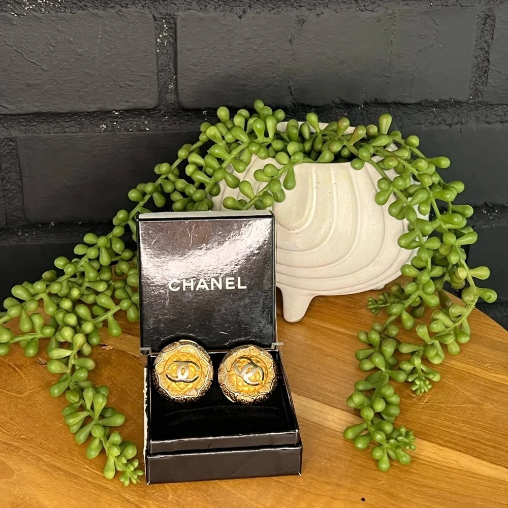 CHANEL Gold Round CC Logo Clip-on Earrings - Picture 4 of 5